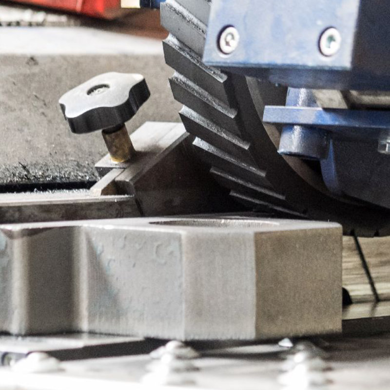 Gerät zur Oberflächenbearbeitung von Metallteilen