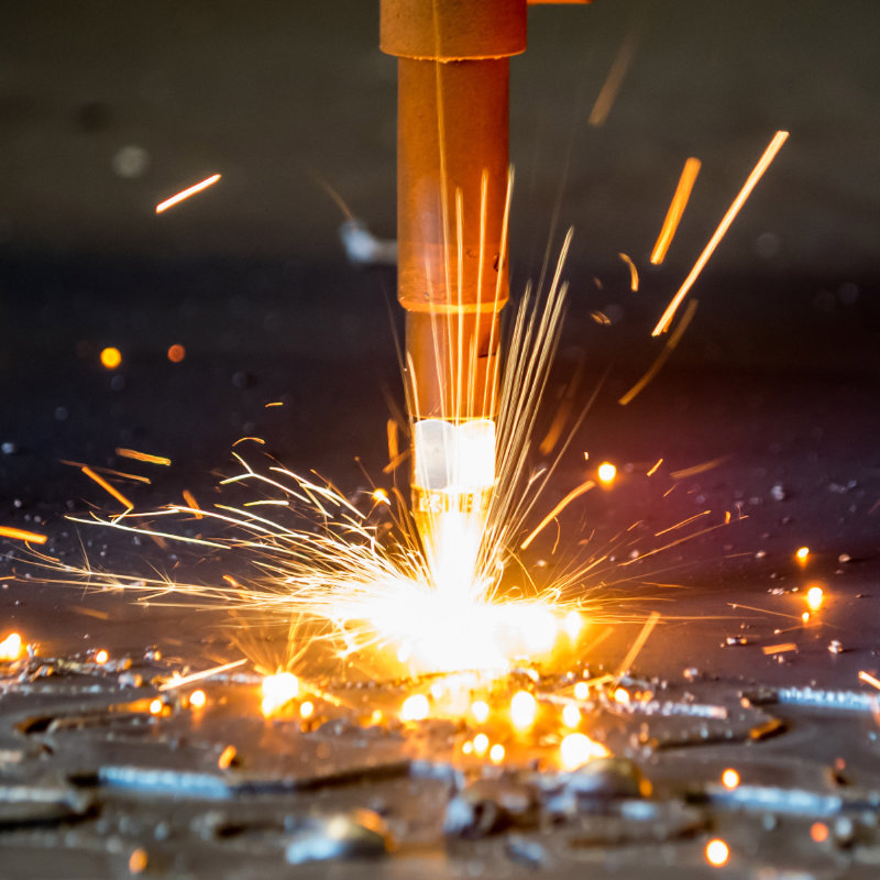 Autogener Plasmabrenner schneidet Metallblech