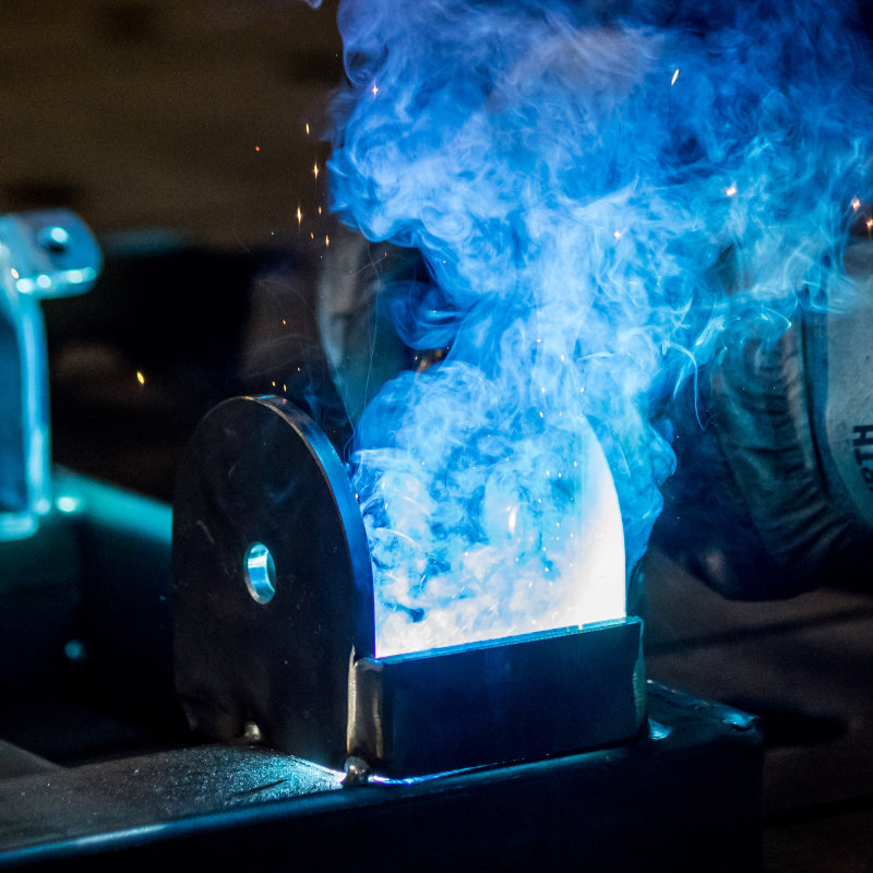 Metallbauer in Blaumann beim Schweißen