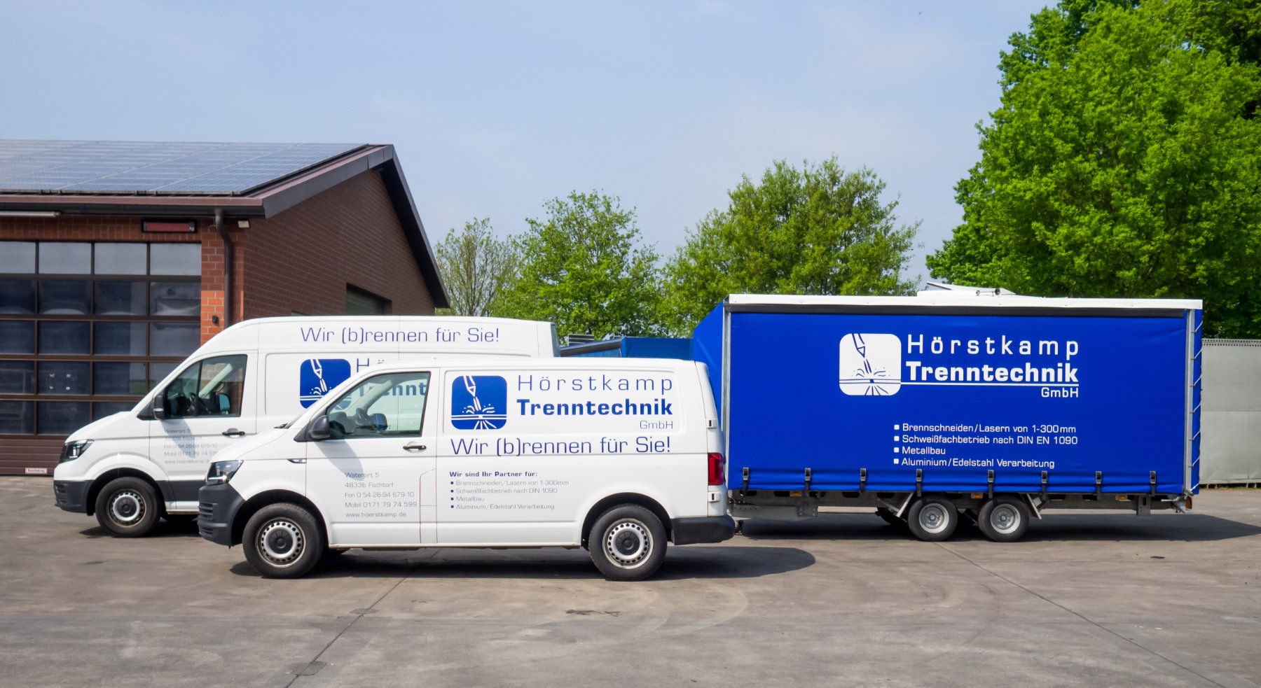 Zwei Bullis mit Anhänger mit der Aufschrift "Hörstkamp Trenntechnik"