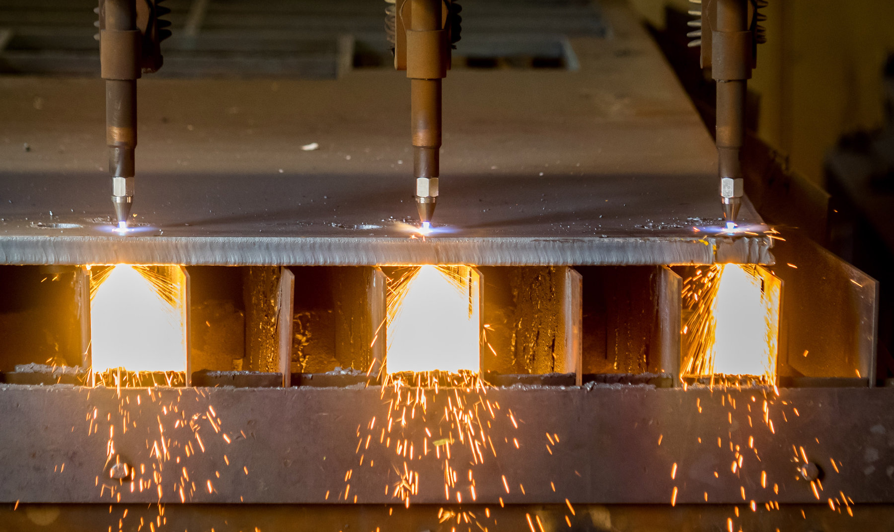 Autogener Plasmabrenner schneidet Metallblech