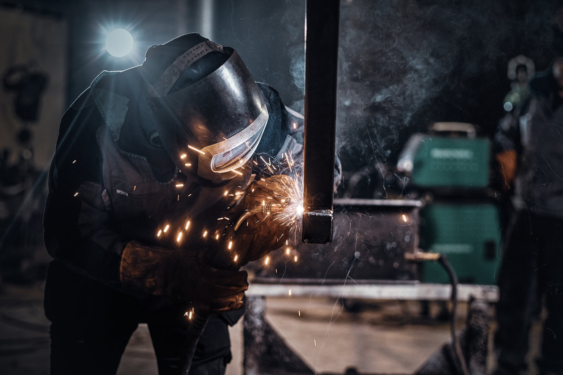 Metallbauer mit Schutzkleidung beim Schweißen