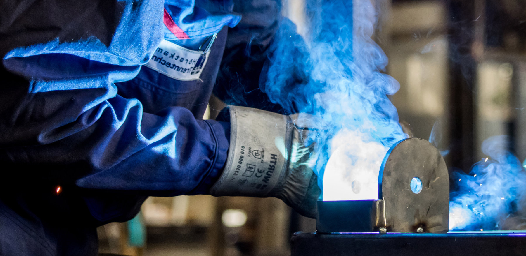 Metallbauer im Blaumann beim Schweißen