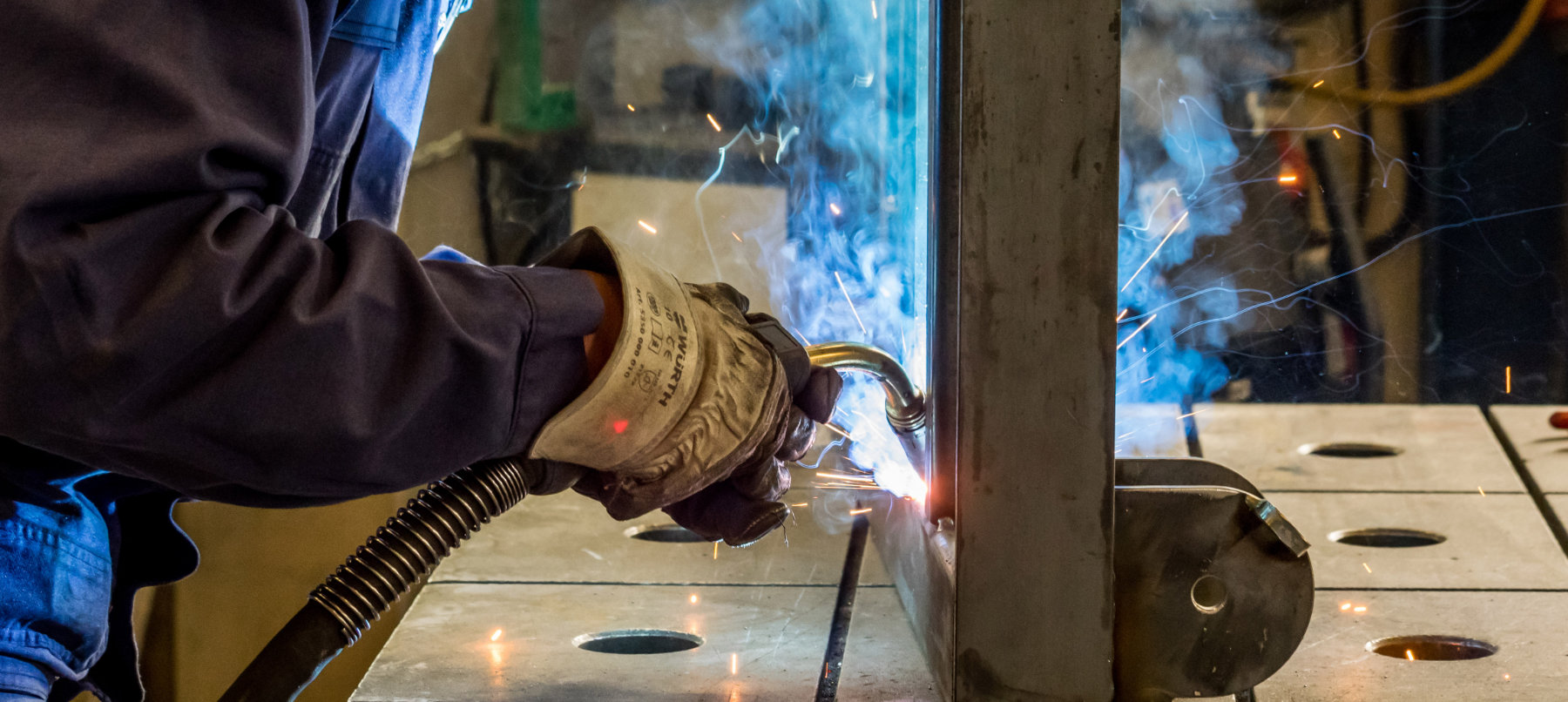 Metallbauer im Blaumann beim Schweißen